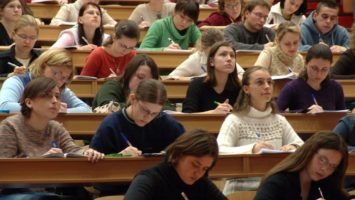 FOTO: Přednáška, zapisování přednášek do notebooku