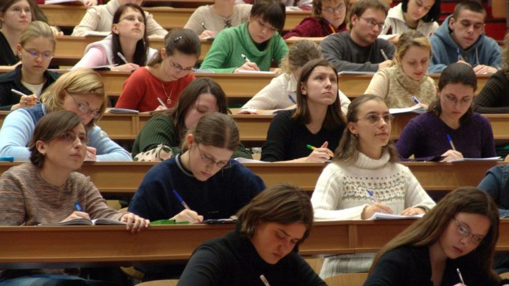 FOTO: Přednáška, zapisování přednášek do notebooku