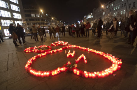 Srdce ze svíček FOTO: Pavel Barnet