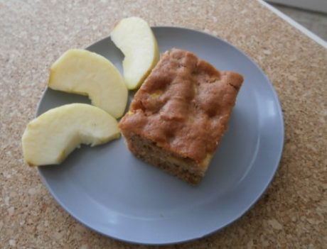 Jablíčková buchta s kapkou rumu. Foto: Katrin Tarkhounová, StudentMag.cz