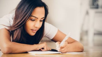 FOTO: Studentka píše do sešitu