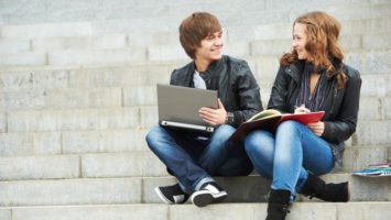 FOTO: Studenti na schodech