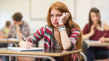 FOTO: Nuda ve škole, studentka
