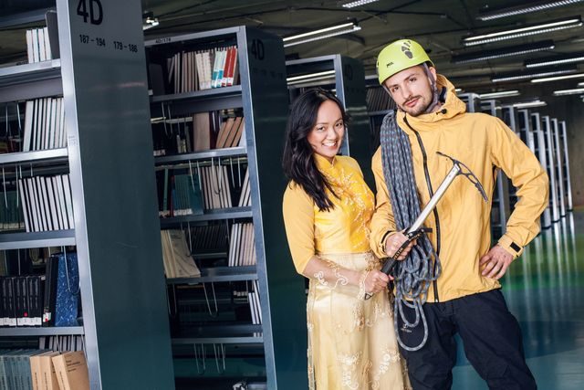 Zamilovaní studenti v knihovně