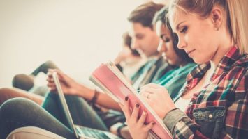 Studium VŠ od února, studenti