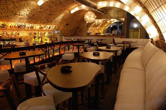 Studentské kluby v Praze Nebe Coctail Music Bar