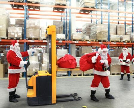 FOTO: Santa ve skladu