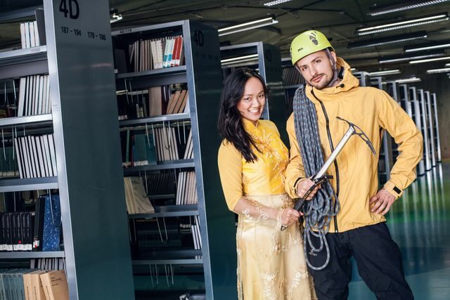 Zamilovaní studenti v knihovně