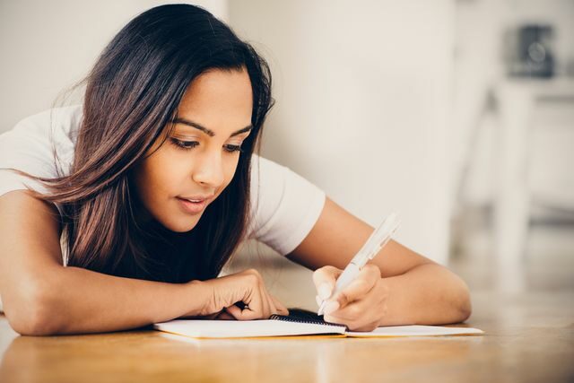 FOTO: Studentka píše do sešitu