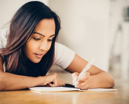 FOTO: Studentka píše do sešitu